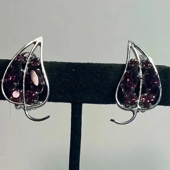 VINTAGE SILVER AND "AMETHYST" LOOKING STONES IN LEAF CLIP ON EARRINGS - Picture 1 of 7